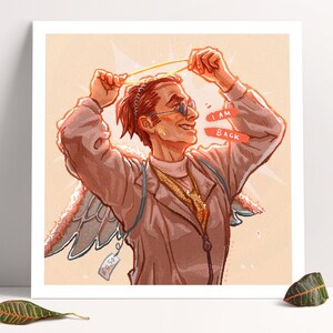 Peut inclure: Une illustration numérique d'une personne aux cheveux roux portant une veste blanche et un collier en or. Elle tient un halo au-dessus de sa tête et a une bulle de dialogue rose au-dessus d'elle qui dit "I AM BACK".