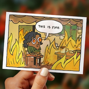 Puede incluir: Ilustración humorística de una persona sentada tranquilamente en una habitación en llamas, con el texto "THIS IS FINE" en un bocadillo. La obra utiliza colores cálidos, con llamas y una taza sobre una mesa.