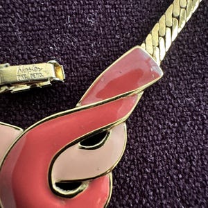 Collar vintage NAPIER de espiga en tono dorado con lazo rosa y beige.