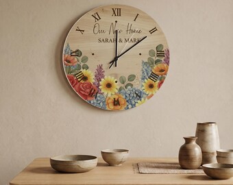 "Custom ""Unser neues Zuhause"" Floral Holz Wanduhr, personalisierte Paar Namen Stille Uhr, Housewarming Geschenk, Boho Wildblumen Wohndekor."