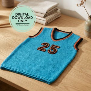 Könnte beinhalten: Ein türkisfarbenes gestricktes Basketballtrikot mit der Nummer 25 in Schwarz und Orange. Das Trikot hat schwarze und orangefarbene Verzierungen um den Halsausschnitt und die Armausschnitte. Das Bild enthält den Text "DIGITAL DOWNLOAD ONLY" und "PDF Crochet Pattern".