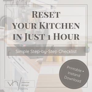Könnte beinhalten: Ein Digitaldruck mit dem Text "RESET YOUR KITCHEN IN JUST 1 HOUR" in einer Küchenumgebung. Das Bild enthält den Text "Simple Step-by-Step Checklist" und eine kreisförmige Grafik mit "Printable • Instant Download".