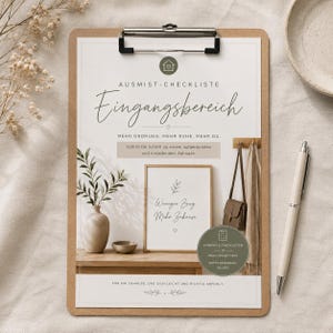 Könnte beinhalten: Ein Klemmbrett mit einer gedruckten Checkliste mit dem Titel "Eingangsbereich". Die Checkliste enthält Text auf Deutsch, einen kleinen gerahmten Druck, eine Vase mit Grün und einen Stift. Eine kleine Tasche und ein Schal hängen an einer Holzstange.