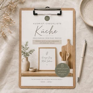 May include: A clipboard holding a kitchen decluttering checklist with the German text AUSMIST-CHECKLISTE KÜCHE, MEHR ORDNUNG, MEHR RUHE, MEHR DU, and WENIGER ZEUG, MEHR ZUHAUSE. The document features illustrations of a vase, a cutting board, and utensils.