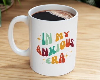 In meiner ängstlichen Ära Becher | Lustiges Retro Angst Geschenk für Therapeuten, psychische Gesundheit Humor Overthinker Geschenk für introvert