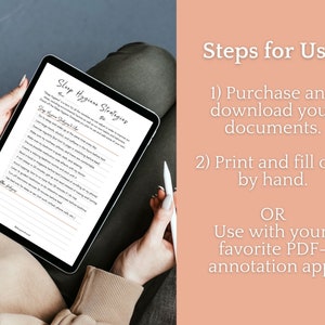 K&ouml;nnte beinhalten: Ein digitales Tablet zeigt eine Checkliste mit dem Titel "Schlafhygiene-Strategien, die es zu befolgen gilt" mit einer Liste von Tipps zur Verbesserung der Schlafhygiene. Das Tablet wird von den H&auml;nden einer Person gehalten. Der Text "Schritte zur Verwendung:" ist auf der rechten Seite des Bildes sichtbar, gefolgt von Anweisungen zur Verwendung der Checkliste.