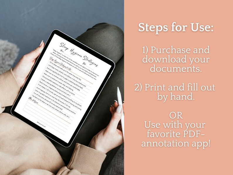 K&ouml;nnte beinhalten: Ein digitales Tablet zeigt eine Checkliste mit dem Titel "Schlafhygiene-Strategien, die es zu befolgen gilt" mit einer Liste von Tipps zur Verbesserung der Schlafhygiene. Das Tablet wird von den H&auml;nden einer Person gehalten. Der Text "Schritte zur Verwendung:" ist auf der rechten Seite des Bildes sichtbar, gefolgt von Anweisungen zur Verwendung der Checkliste.