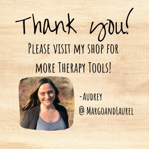 K&ouml;nnte beinhalten: Danke! Besuchen Sie bitte meinen Shop f&uuml;r weitere Therapie-Tools! - Audrey @margoandlaurel. Eine Frau mit braunen Haaren l&auml;chelt in die Kamera. Sie tr&auml;gt ein blaues Hemd und eine schwarze Jacke. Der Hintergrund ist ein verschwommenes Bild eines Feldes.