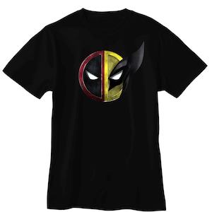 Peut inclure: T-shirt noir avec un motif graphique combinant les logos de Deadpool et Wolverine. Le motif est divis&eacute; verticalement, avec le masque de Deadpool &agrave; gauche et celui de Wolverine &agrave; droite. Le c&ocirc;t&eacute; Deadpool est noir et rouge, et le c&ocirc;t&eacute; Wolverine est jaune et noir.