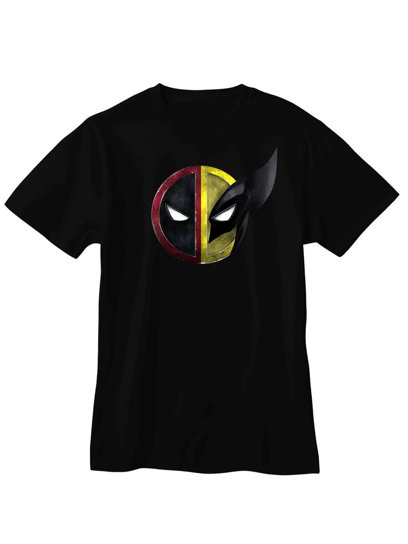Peut inclure: T-shirt noir avec un motif graphique combinant les logos de Deadpool et Wolverine. Le motif est divis&eacute; verticalement, avec le masque de Deadpool &agrave; gauche et celui de Wolverine &agrave; droite. Le c&ocirc;t&eacute; Deadpool est noir et rouge, et le c&ocirc;t&eacute; Wolverine est jaune et noir.