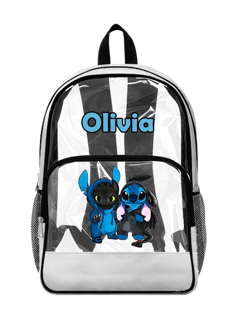 Puede incluir: Una mochila transparente con un dise&ntilde;o de rayas blancas y negras. La mochila presenta el nombre "Olivia" en letras azules y un gr&aacute;fico de dos personajes de dibujos animados. Tiene un asa negra y bolsillos laterales de malla.