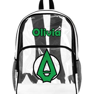 Puede incluir: Mochila blanca y negra con un panel frontal transparente. La mochila presenta el nombre "Olivia" en letras verdes y un logotipo verde y blanco. La mochila tiene un asa negra y bolsillos laterales de malla negra.