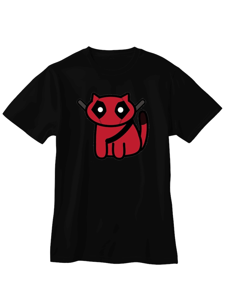 Może przedstawiać: Czarny t-shirt z czerwonym rysunkiem kota. Kot ma białe oczy, czarny pas i dwa szare miecze za głową. Projekt jest zabawną wersją popularnej postaci. Koszulka wykonana jest z miękkiego materiału.