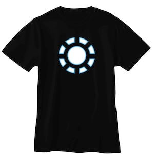 Pode incluir: Camiseta preta com um design circular azul brilhante. O design apresenta um c&iacute;rculo central rodeado por formas segmentadas, criando uma est&eacute;tica futurista. A camiseta &eacute; feita de um material macio.