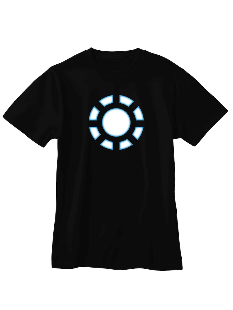Pode incluir: Camiseta preta com um design circular azul brilhante. O design apresenta um c&iacute;rculo central rodeado por formas segmentadas, criando uma est&eacute;tica futurista. A camiseta &eacute; feita de um material macio.