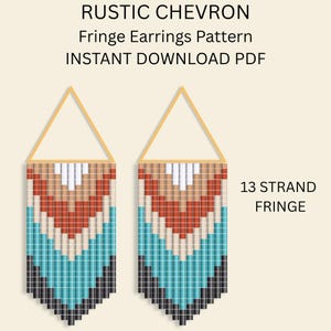 Op de afbeelding: Een digitaal patroon voor RUSTIC CHEVRON franje-oorbellen, een direct te downloaden PDF. Het ontwerp toont twee driehoekige oorbelsjablonen met een franje van 13 strengen, met een geometrisch chevronpatroon in wit, beige, roest, blauwgroen en zwart.