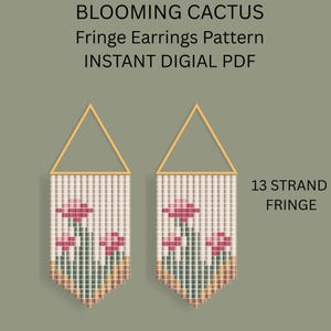 Puede incluir: Un patrón PDF digital para pendientes de flecos con diseño de cactus en flor. El diseño presenta dos partes superiores triangulares doradas con un fleco de 13 hilos, mostrando un gráfico de cuadrícula de flores rosas sobre tallos verdes.