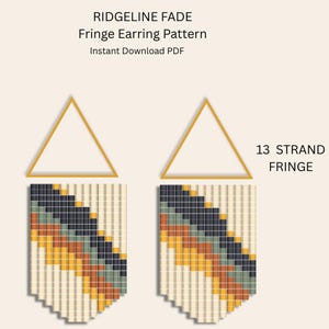Op de afbeelding: Een digitaal patroon voor franje oorbellen. Het ontwerp toont twee oorbellen met een geometrisch patroon in geel, oranje, groen en marineblauw. De tekst luidt "RIDGELINE FADE Fringe Earring Pattern" en "13 STRAND FRINGE".