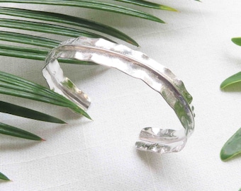 Brazalete de plata de ley martillada, pulsera ancha de plata 925 con textura y forma plegada para combinar con otras pulseras, unisex.