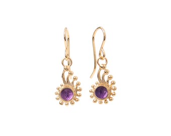 Boucles d'oreilles pendantes en or améthyste violette Nautilus, boucles d'oreilles pendantes en coquillage plaqué or 18 carats, boucles d'oreilles en or délicat avec breloques coquillages et pierres précieuses, février