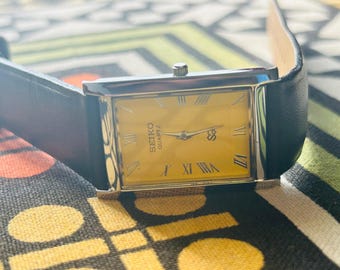 Reloj Seiko Tank Slim de cuarzo vintage de 1970 – Esfera amarilla con números romanos, 27 mm, fabricado en Japón – Correa de cuero marrón