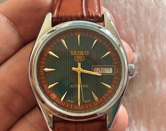 Vintage gerenoveerd Seiko 5 automatisch horloge uit 1970, groene wijzerplaat, Japanse datum