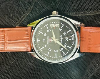 Reloj Seiko 5 automático vintage restaurado de 1970, esfera negra, día/fecha, fabricado en Japón.