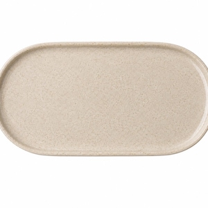 Puede incluir: Una fuente ovalada beige con una textura moteada. El plato de cerámica tiene un borde ligeramente elevado y un acabado liso y mate. Esta fuente de tonos neutros es adecuada para servir aperitivos o postres.
