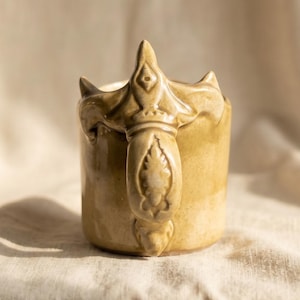 Ręcznie robiony ceramiczny kubek z uchwytem w kształcie pazura w stylu gotyckim, rzeźbiona ceramika rzemieślnicza, średniowieczna fantastyczna filiżanka do kawy, wyjątkowy prezent