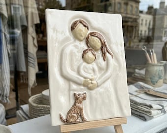 Placa de cerámica personalizada con retrato familiar y mascotas, ideal para exhibir fotos en la pared o sobre una mesa.