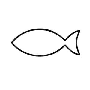 Op de afbeelding: Een eenvoudige zwarte lijntekening van een vissymbool op een witte achtergrond. Het ontwerp heeft een spitse kop en een gevorkte staart, wat een strakke, minimalistische omtrek van een visvorm creëert zonder interne details of markeringen.