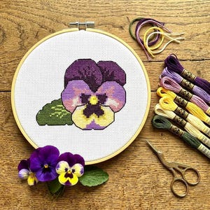 Viola korsstygnsmönster fungerar i Saga/Pattern Keeper