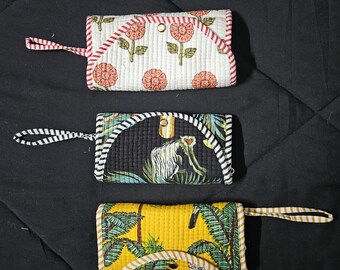 Neceser de viaje de algodón acolchado hecho a mano | Bolsa organizadora colgante | Neceser multibolsillos para maquillaje y joyas | Regalo artesanal | RankSutra