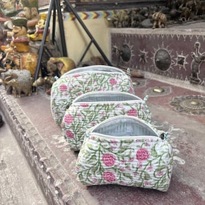 Conjunto de bolsa de algodão acolchoado feito à mão | Conjunto de viagem com estampa floral rosa | Organizador de maquiagem e artigos de higiene pessoal | Bolsa artesanal indiana | Presente para ela imagem 12