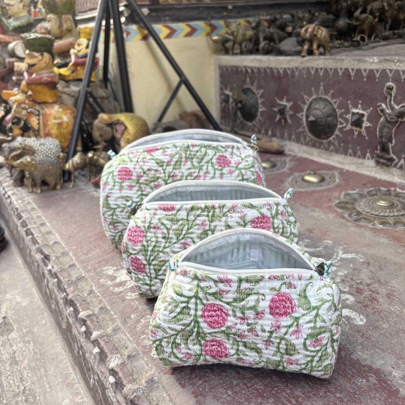 Conjunto de bolsa de algodão acolchoado feito à mão | Conjunto de viagem com estampa floral rosa | Organizador de maquiagem e artigos de higiene pessoal | Bolsa artesanal indiana | Presente para ela imagem 12