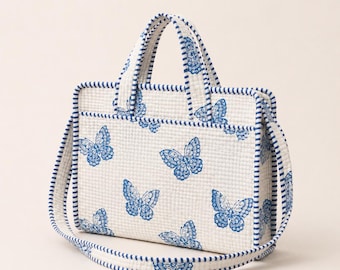 Bolso para portátil acolchado hecho a mano con correa, bolso tote de algodón con mariposa azul, bolso de hombro con estampado de bloques y bolsillos, bolso grande estructurado para uso diario.