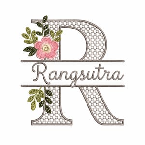 Könnte beinhalten: Ein gestickter Buchstabe R mit einem grauen Gittermuster und einem horizontalen Schlitzbalken, der den Text Rangsutra in einer grauen Schreibschrift enthält. Eine rosa fünfblättrige Blume mit grünen Blättern ist an der linken Seite befestigt.