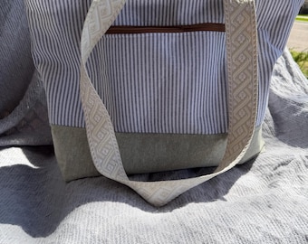 Spacious overnight weekender tote, travel in style!