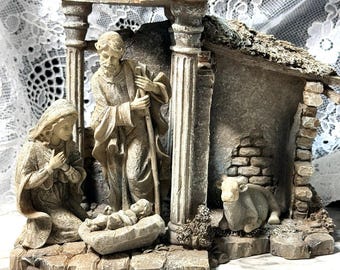 Belén de cerámica con María, José, el Niño Jesús y una vaca, 15 x 13 cm.