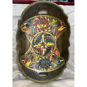 Puede incluir: Un juego de tres tazas de cerámica con un acabado mate moteado. Cada taza presenta un color diferente: azul claro, crema y gris. Las tazas tienen un diseño simple y moderno y un asa cómoda.