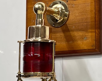 Czerwona szklana mosiężna lampa ratunkowa z okrętu morskiego, elektryczna oprawa ścienna, marynistyczny urok, nadmorski wystrój wnętrz, oświetlenie przemysłowe inspirowane oceanem