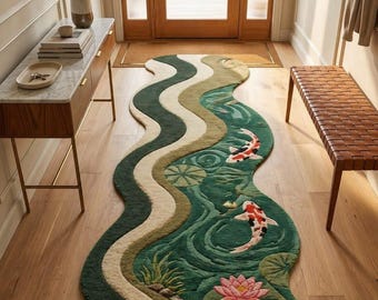 Könnte beinhalten: Ein dekorativer, wellenförmiger Teppich mit einem Koi-Teich-Design. Der Teppich hat eine dunkelgrüne Basis mit hellgrünen, beigen und weißen wellenförmigen Streifen. Koi-Fische, Seerosen und eine rosa Lotusblume sind abgebildet. Der Teppich ist etwa 305 cm lang.