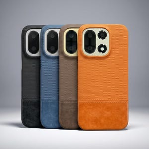 Könnte beinhalten: Vier rechteckige Smartphone-Hüllen in einer Reihe, mit einem strukturierten oberen Bereich und einem glatten unteren Teil. Die Hüllen sind schwarz, blau, braun und orange, jede mit einem markanten Kameraausschnitt oben links.