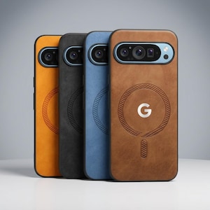 Op de afbeelding: Vier smartphonehoesjes in oranje, zwart, blauw en bruin, elk met een gestructureerde lederachtige afwerking, een cirkelvormige MagSafe-stijl uitlijnring, een centraal wit G-logo en een horizontale camerabalk met lensuitsparingen.