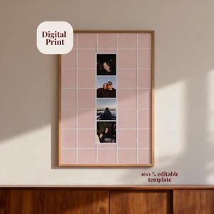 Peut inclure: Impression numérique encadrée avec quatre bandes de photos verticales sur un fond carrelé rose. Le cadre est en bois clair. Un carré blanc en haut à gauche indique "Digital Print". Le coin inférieur droit affiche "100 % editable template".