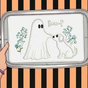Puede incluir: Un bastidor de bordado con tela blanca que presenta un diseño bordado de un fantasma y un perro tocándose las narices. El texto "BOO-P" está bordado sobre el perro. Ramitas de flores azul claro están bordadas a ambos lados.