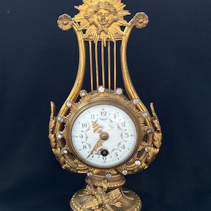 Rare pendule ancienne en bronze de style Louis XVI