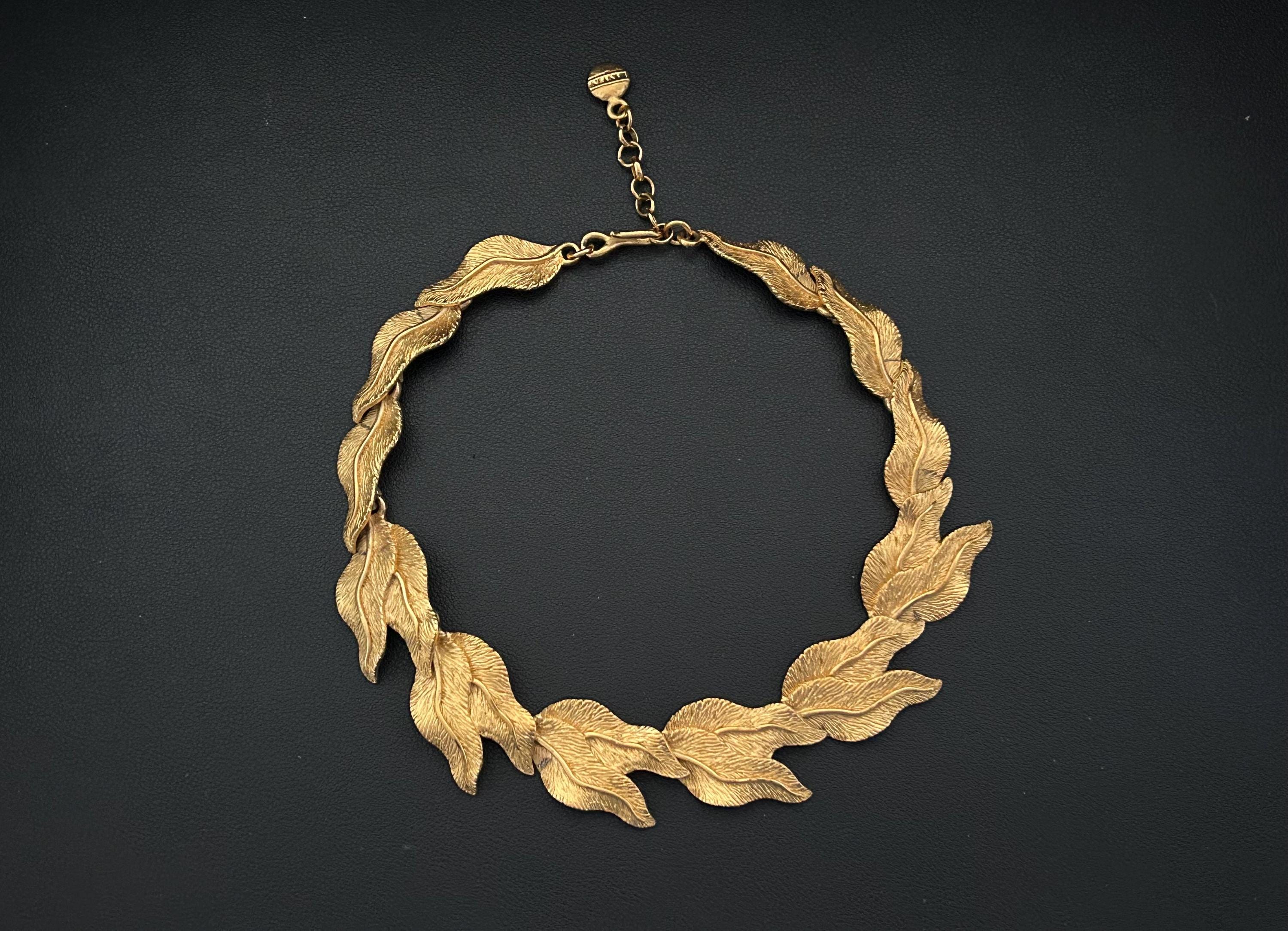 Collier Lanvin Maille Marine Résine Ivoire - Fermoir Doré L - Occasion Élégant