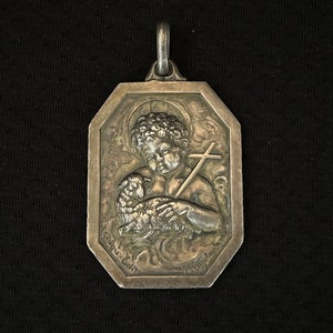 Raro colgante francés Art Déco de bronce plateado Niño Jesús y Cordero