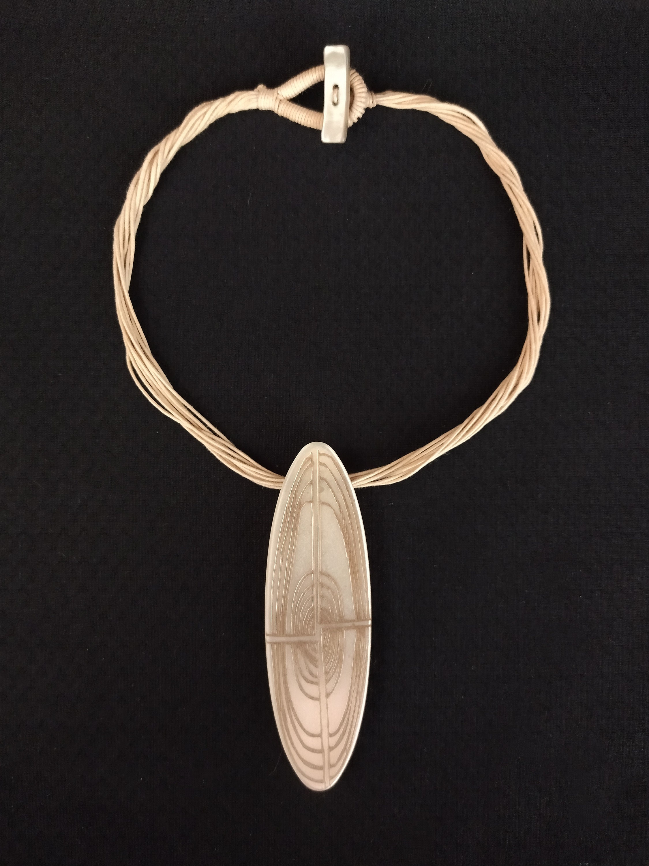 Collier Vintage Pendentif Grand Disque Laiton Martelé Doré - Inspiration Ethnique, Forme Libre - Occasion